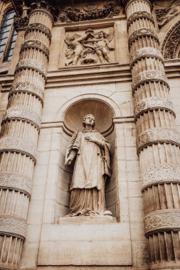 Paris, Fransa 'daki Saint-Etienne-du-Monts Kilisesi cephesinde heykel. 1494 'te kuruldu. Pantheon 'un yanında..