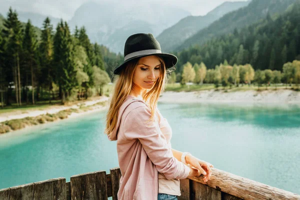 Ung Kvinna Hatt Står Träbro Med Utsikt Över Vacker Natur — Stockfoto