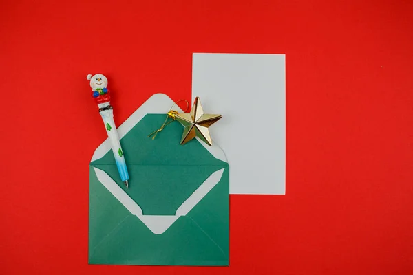 Envelop Met Een Letter Een Rode Achtergrond Kerstbrief Aan Kerstman — Stockfoto