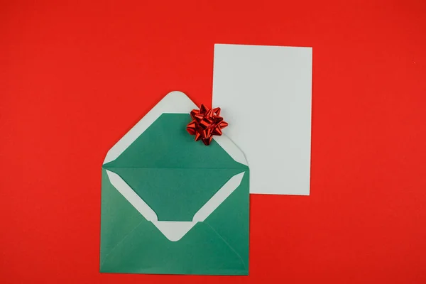 Envelope Com Uma Letra Sobre Fundo Vermelho Carta Natal Papai — Fotografia de Stock