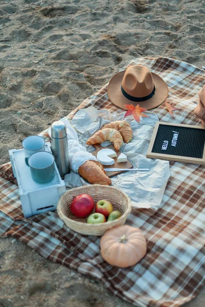 Belo Piquenique Junto Lago Chá Quente Garrafa Térmica Cobertor Croissants — Fotografia de Stock