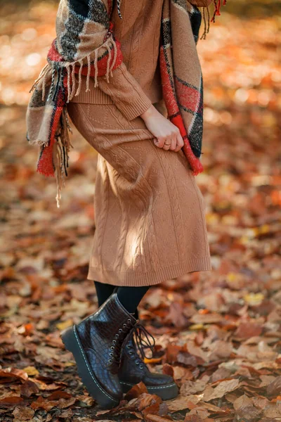 Nahaufnahme Von Armen Und Beinen Einer Schönen Jungen Frau Park — Stockfoto