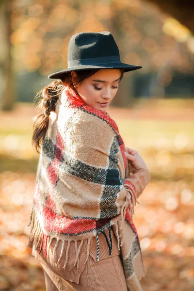 Herfst Portret Van Een Mooie Jonge Vrouw Het Park — Stockfoto