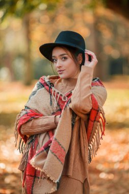 Parktaki genç ve güzel bir kadının sonbahar portresi