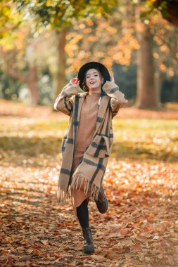 Parktaki genç ve güzel bir kadının sonbahar portresi