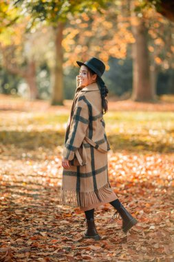 Parktaki genç ve güzel bir kadının sonbahar portresi