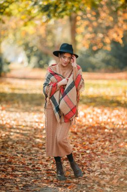 Parktaki genç ve güzel bir kadının sonbahar portresi