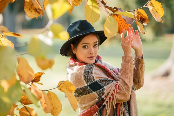 Крупным Планом Осенний Портрет Красивой Молодой Женщины Парке — стоковое фото