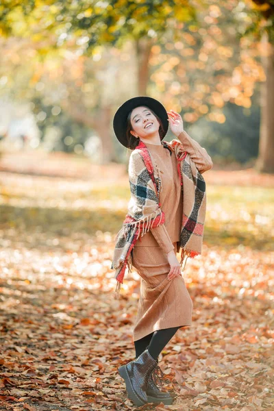 Jesienny Portret Pięknej Młodej Kobiety Parku — Zdjęcie stockowe