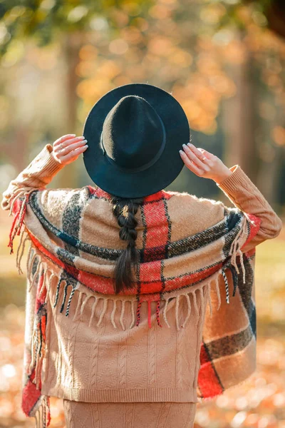 Close Herfst Portret Van Een Mooie Jonge Vrouw Het Park — Stockfoto