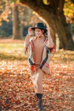 Parktaki genç ve güzel bir kadının sonbahar portresi
