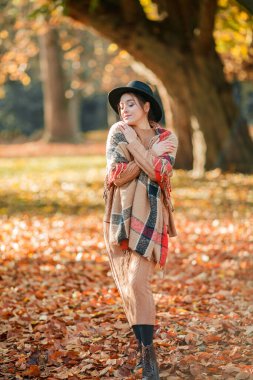Parktaki genç ve güzel bir kadının sonbahar portresi