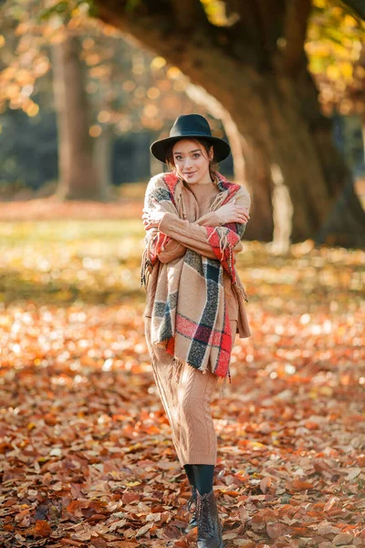 Jesienny Portret Pięknej Młodej Kobiety Parku — Zdjęcie stockowe