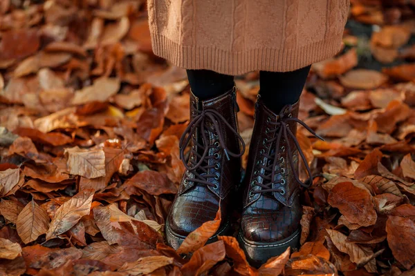 Close Frame Van Vrouwelijke Voeten Laarzen Herfstpark Met Bladeren — Stockfoto