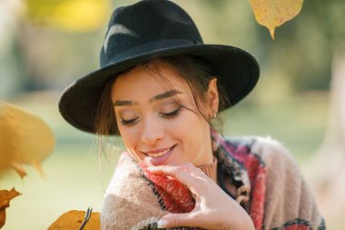 Parktaki genç ve güzel bir bayanın sonbahar portresi.