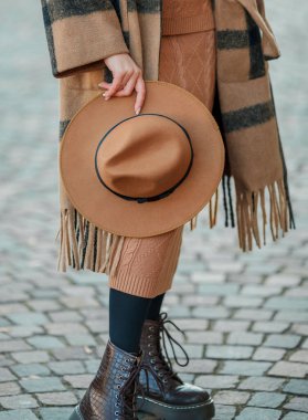 Bir Avrupa şehrinde şapkalı güzel genç bir kadın yürüyor.