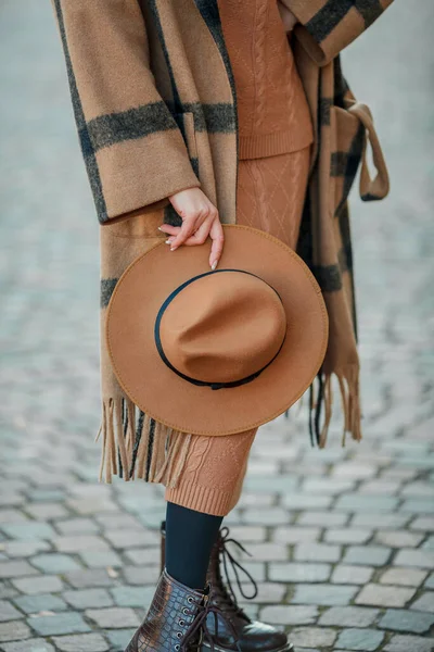 Bir Avrupa şehrinde şapkalı güzel genç bir kadın yürüyor.