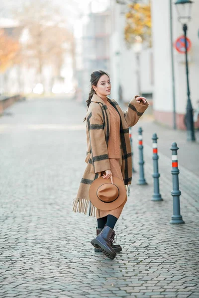 Красивая Молодая Женщина Шляпе Гуляет Европейскому Городу — стоковое фото
