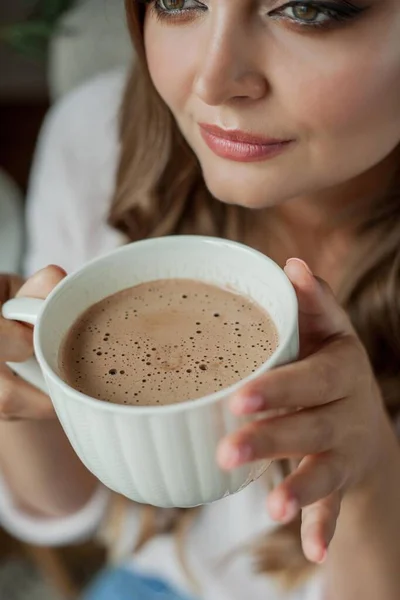 Bella Giovane Donna Che Beve Cioccolata Calda Seduta Vicino Alla — Foto Stock