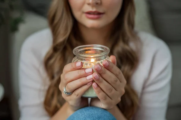 Nahaufnahme Schöne Junge Frau Mit Einer Kerze — Stockfoto