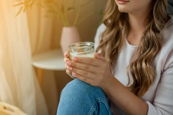 Primer Plano Hermosa Mujer Joven Sosteniendo Una Vela — Foto de Stock