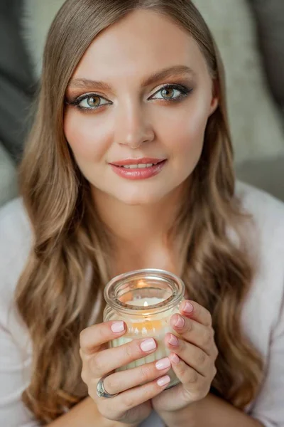 Close Mooie Jonge Vrouw Met Een Kaars — Stockfoto