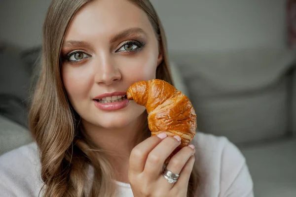 Ritratto Ravvicinato Una Bella Giovane Donna Con Croissant — Foto Stock