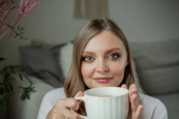 Hermosa Joven Bebiendo Cacao Caliente Sentada Junto Ventana Casa — Foto de Stock