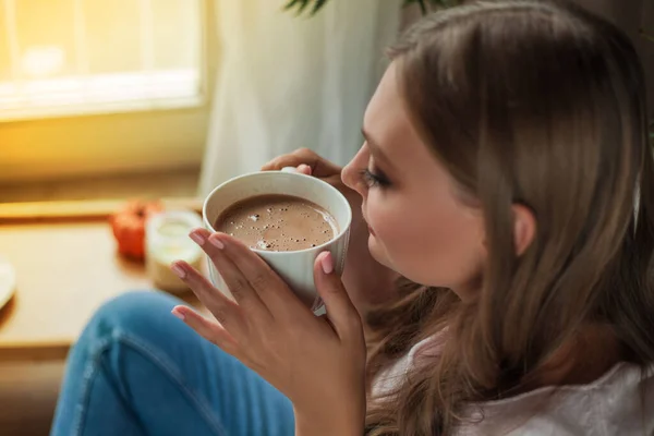 Hermosa Joven Bebiendo Cacao Caliente Sentada Junto Ventana Casa — Foto de Stock