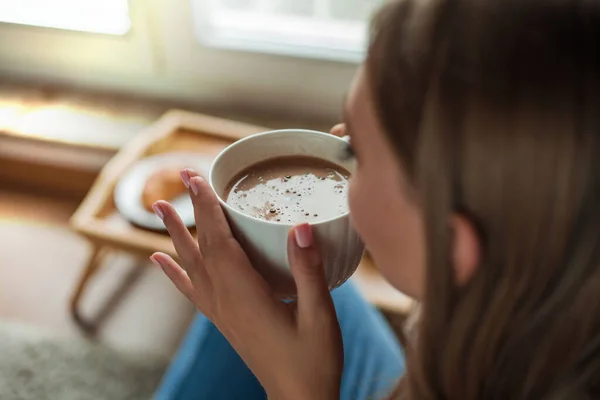 Bella Giovane Donna Che Beve Cioccolata Calda Seduta Vicino Alla — Foto Stock