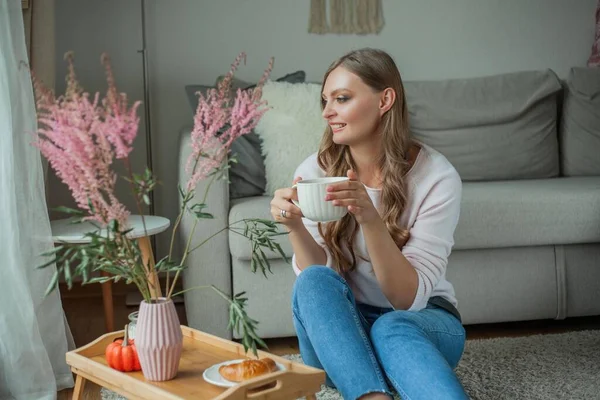 Hermosa Joven Bebiendo Cacao Caliente Sentada Junto Ventana Casa — Foto de Stock