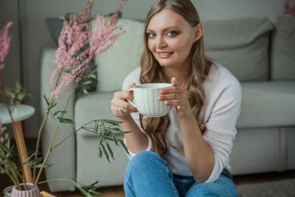 Hermosa Joven Bebiendo Cacao Caliente Sentada Junto Ventana Casa — Foto de Stock