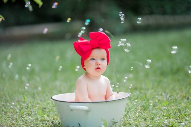 Küçük tatlı kız havuzda banyo yapıyor.