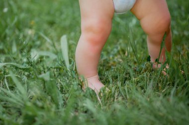 Dışarıdaki bebek ayaklarına yakın plan.