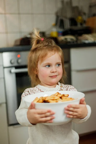 Holčička Drží Talíř Sušenek Podobě Hvězd Vánoční Cookies — Stock fotografie