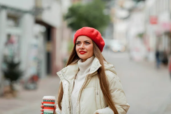 Vacker Ung Kvinna Julhandlar Porträtt Ung Kvinna Röd Basker Gatan — Stockfoto