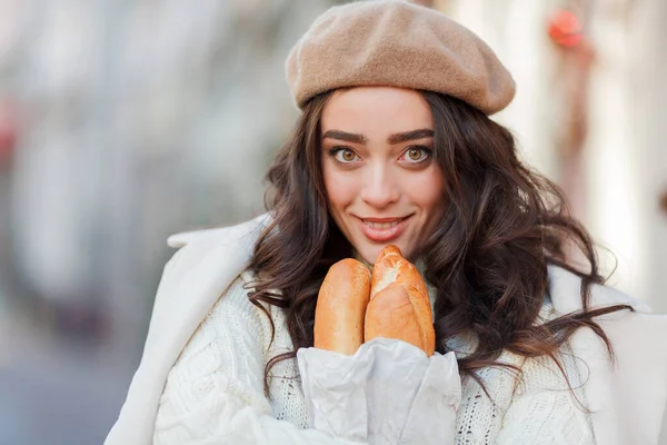 Retrato Uma Jovem Mulher Bonita Uma Boina Uma Cidade Europeia — Fotografia de Stock