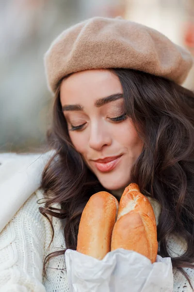 Retrato Una Joven Hermosa Una Boina Una Ciudad Europea Mujer — Foto de Stock