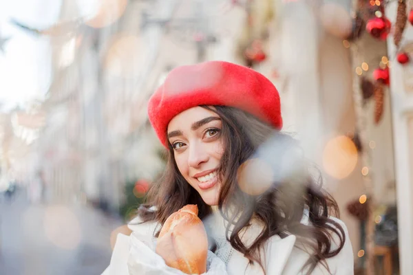 Retrato Una Joven Hermosa Una Boina Roja Una Ciudad Europea — Foto de Stock