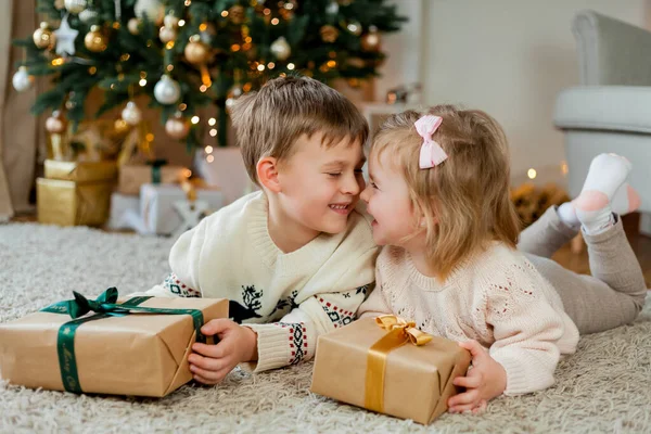귀여운 남동생과 여동생이 크리스마스 근처에서 선물을 Holidays — 스톡 사진