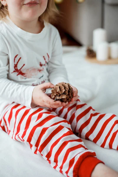 Χαριτωμένο Κοριτσάκι Τις Χριστουγεννιάτικες Πιτζάμες Κάθεται Δίπλα Στο Χριστουγεννιάτικο Δέντρο — Φωτογραφία Αρχείου