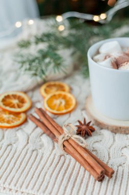 Noel evi dekorasyonu. Şekerlemeli kakao..