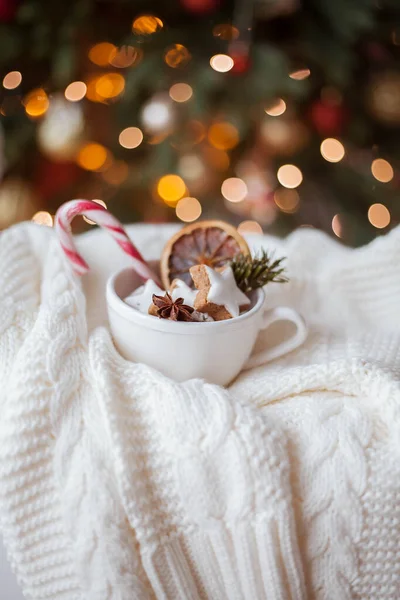 Cesta Vime Suéter Malha Citrinos Secos Paus Canela Biscoitos Natal — Fotografia de Stock