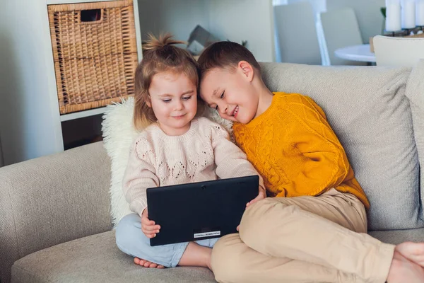 Leuke kinderen praten per videogesprek met een tablet. Quarantaine. Een gezin. — Stockfoto