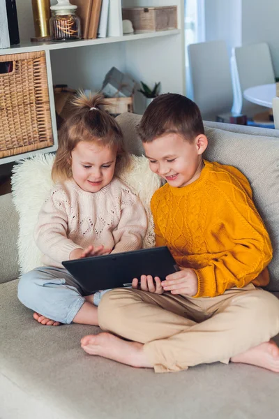 Crianças giras falam por videochamada usando um tablet. Quarentena. Uma família. — Fotografia de Stock