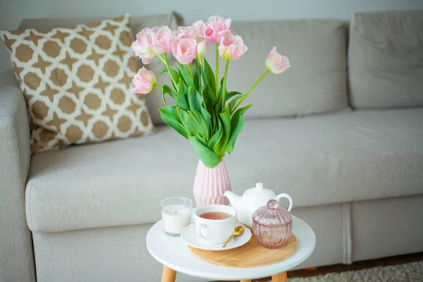 Buquê de belas tulipas em um vaso em um interior de casa. — Fotografia de Stock