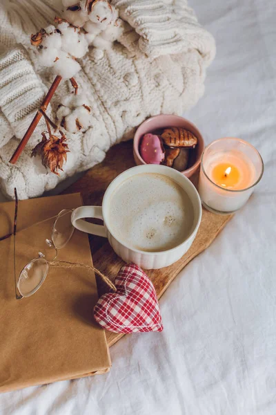 Ecodecor Für Hause Zuhause Gemütlich Eingerichtet Ein Becher Cappuccino Kekse — Stockfoto