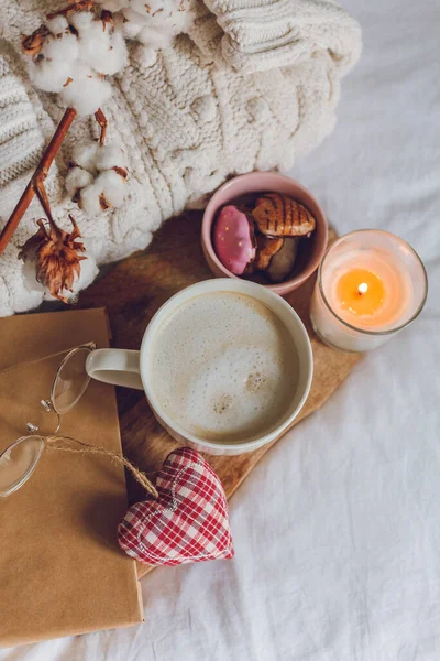 Ecodecor Für Hause Zuhause Gemütlich Eingerichtet Ein Becher Cappuccino Kekse — Stockfoto