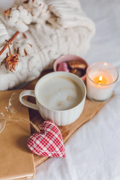 Ecodecor Für Hause Zuhause Gemütlich Eingerichtet Ein Becher Cappuccino Kekse — Stockfoto