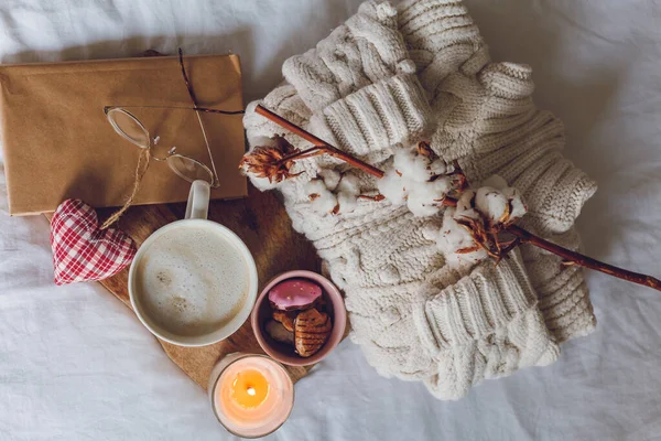 Ecodecor Für Hause Zuhause Gemütlich Eingerichtet Ein Becher Cappuccino Kekse — Stockfoto